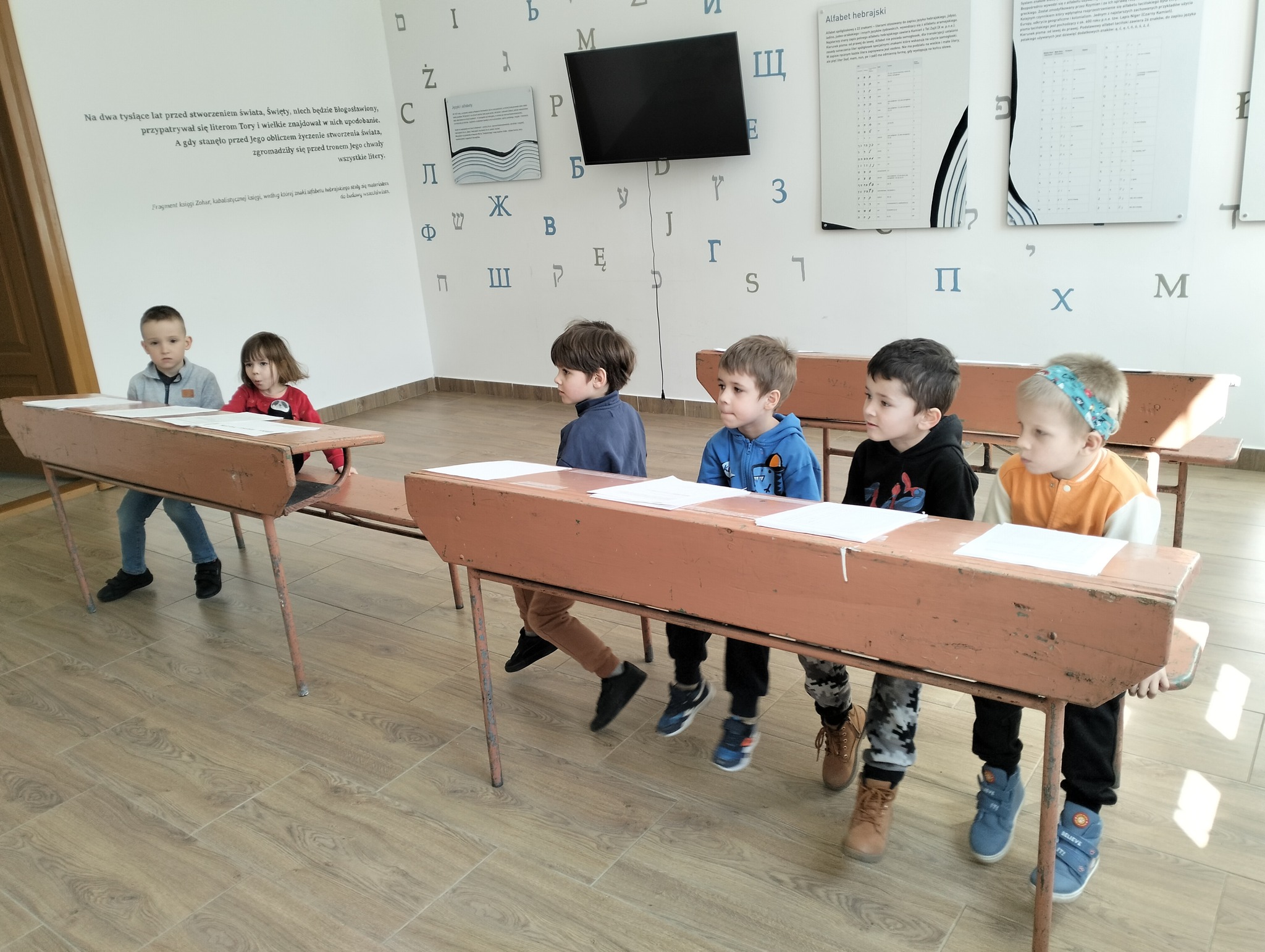 Mali turyści w Majdanie Ostrowskim